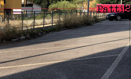 PATTI – Parcheggio di via De Gasperi. Atteso il ritorno degli operai incaricati per tagliare le erbacce