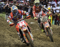 MXGP – GP di Indonesia. Il pilota pattese Tony Cairoli nelle battute finali, cade. Gran premio vinto da Jeffrey Herlings