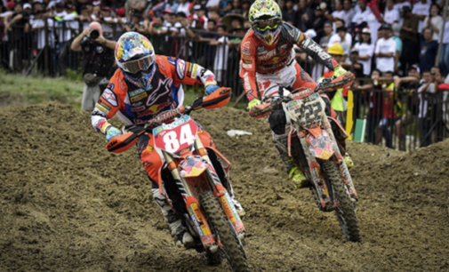 MXGP – GP di Indonesia. Il pilota pattese Tony Cairoli nelle battute finali, cade. Gran premio vinto da Jeffrey Herlings