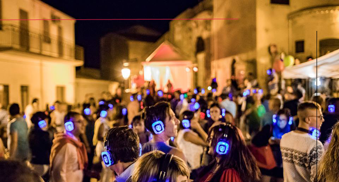 PIRAINO – “Silent Piraino – Disco & Food”. Silenzio… il borgo medievale si trasforma in una grande discoteca