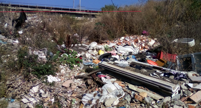 MILAZZO – Discarica di materiale pericoloso sul torrente Mela. Area sequestrata