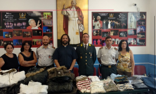 BARCELLONA P.G. – Finanzieri donano alla Caritas numerosi capi di abbigliamento precedentemente sequestrati