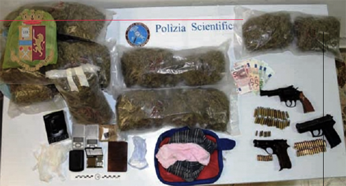 MESSINA – Sequestro di cocaina, marijuana e tre pistole a Santa Lucia Sopra Contesse. Due gli arresti, una persona denunciata.