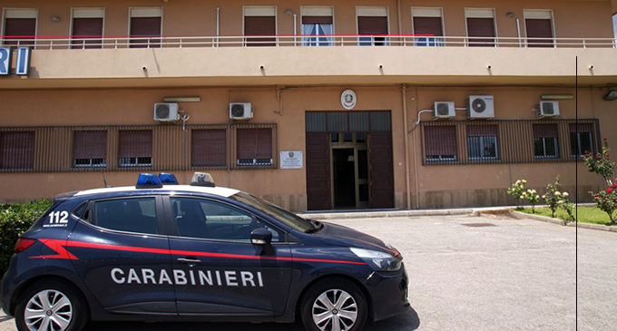 MESSINA – Si aggiunge alla comitiva dell’ex fidanzata, la aggredisce con calci e pugnie e fugge con un coltello in mano. Arrestato