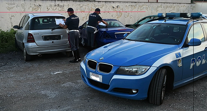 BARCELLONA P.G. – Scoperto centro abusivo di rottamazione auto. 3 denunce, 11 autovetture sequestrate.