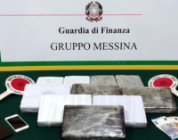 MESSINA – Grazie il fiuto del cane Dandy nuovo sequestro di oltre 11 Kg di cocaina agli imbarcaderi dei traghetti. Un arresto