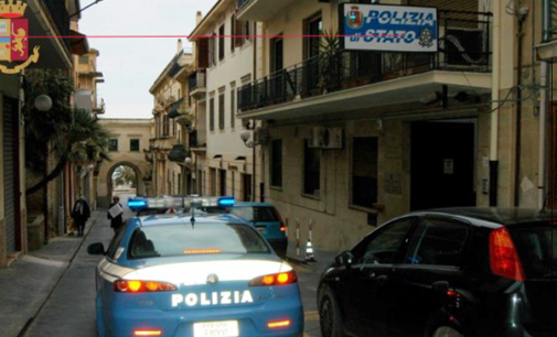 SANT’AGATA MILITELLO – Chiamato a riparare una maniglia ruba monili e preziosi. Arrestato artigiano 48enne