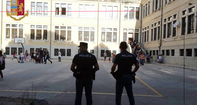 MESSINA – Arrestato 21enne sorpeso a vendere droga nei pressi di una scuola. In manette anche la suocera