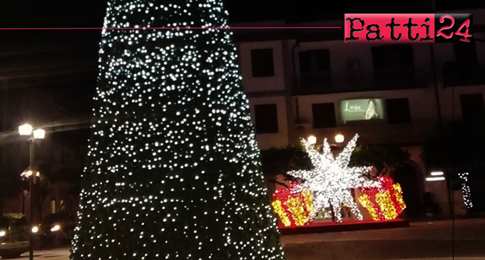 CAPO D’ORLANDO – Addobbi di Natale, il Sindaco: “Bravi i commercianti di Piazza Longo, spero che altri seguano l’esempio”