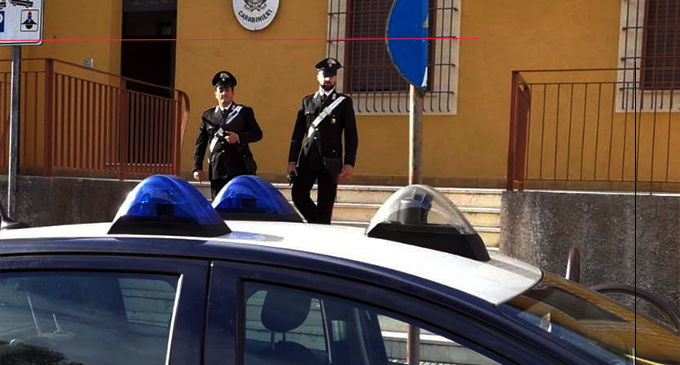 MESSINA – Sorpreso dai Carabinieri tenta di ingerire un pezzetto di hasish. Arrestato per resistenza e lesioni a pubblico ufficiale