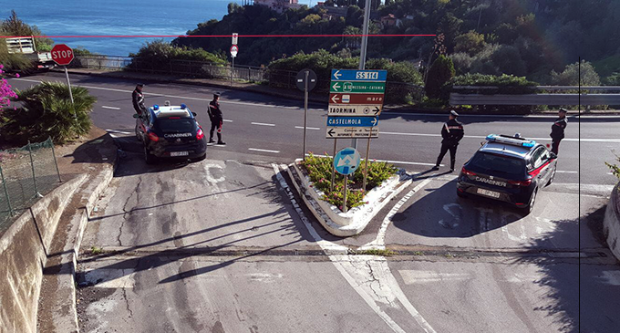 TAORMINA – Pusher 50enne del posto, trovato in possesso di una cospicua quantità di marijuana. Arrestato