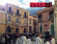 PATTI – Solennità dell’Immacolata. Un cesto di rose ai piedi della statua della Vergine in piazza Sturzo