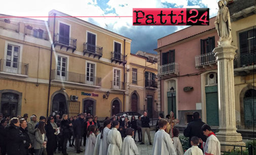 PATTI – Solennità dell’Immacolata. Un cesto di rose ai piedi della statua della Vergine in piazza Sturzo