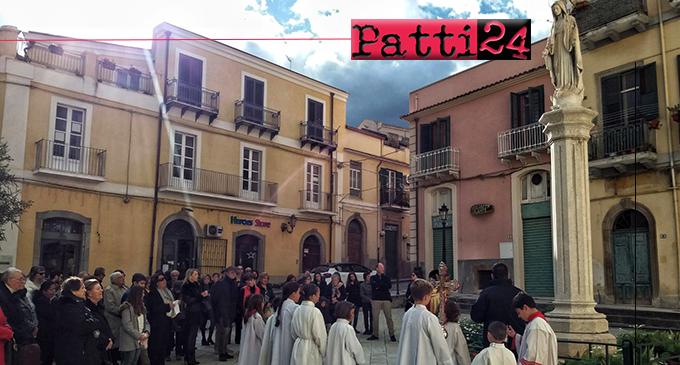 PATTI – Solennità dell’Immacolata. Un cesto di rose ai piedi della statua della Vergine in piazza Sturzo