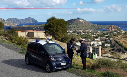 VULCANO – 57enne ruba lo zainetto di uno studente in visita d’istruzione. Denunciato