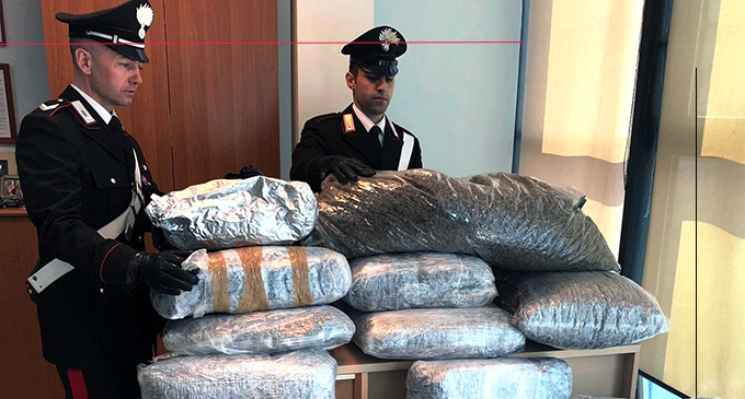 MESSINA – Trasportava 90 Kg di marijuana nel cofano dell’auto. Arrestato 46enne sbarcato dal traghetto.