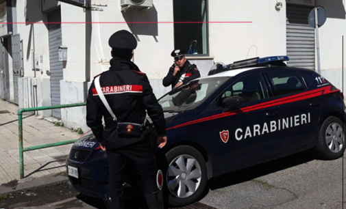 MESSINA – Bloccato mentre smontava i bulloni dei pneumatici con cerchioni in lega di una Mercedes.