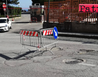 PATTI – Dopo intervento, asfalto di fronte ingresso ospedale cede come prima. Triste prassi operativa pattese.