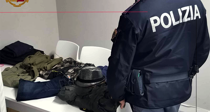 MESSINA – Aveva ancora addosso i 12 capi d’abbigliamento sottratti all’interno di un negozio. Arrestato