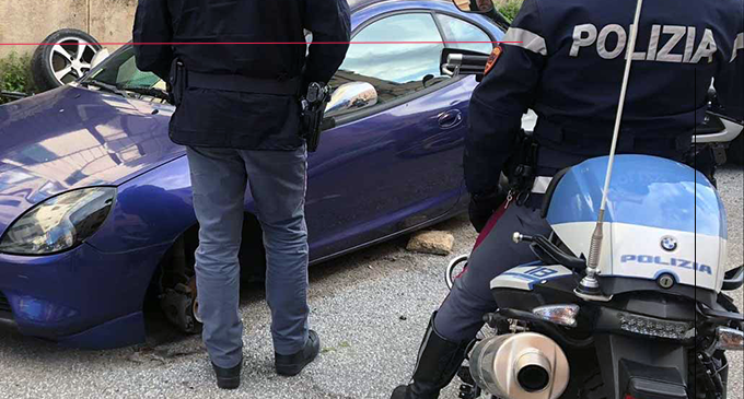 MESSINA – Sorpreso a smontare le ruote di un’auto in sosta. Arrestato 60enne