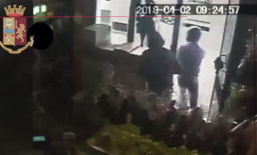 MESSINA – Travisati e armati di coltello rapinano un biscottificio. 2 Arresti