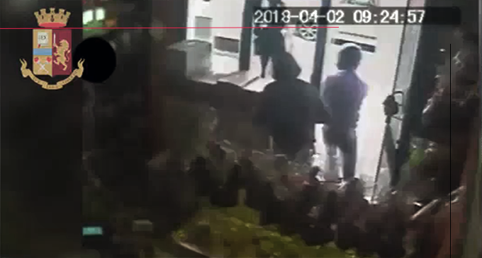 MESSINA – Travisati e armati di coltello rapinano un biscottificio. 2 Arresti