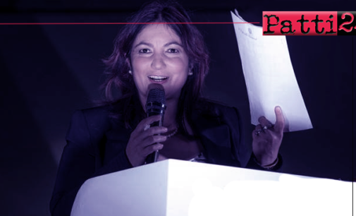 BROLO – Irene Ricciardello sventola il decreto del Ministro dell’interno con parere favorevole per l’approvazione dei bilanci pluriennali.