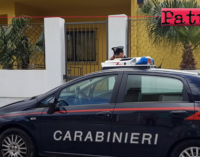 SAN FILIPPO DEL MELA – Evaso sorpreso seminudo mentre maneggiava due coltelli con i quali minacciava di ferirsi. Arrestato 19enne