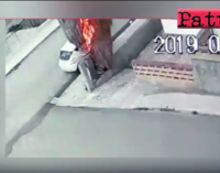 PATTI – Appicca fuoco ad una palma e danneggia una autovettura e il muro di un’abitazione