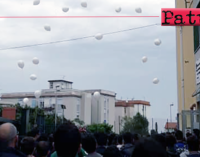 PATTI – Lancio di palloncini per ricordare Michael. Adesso è il tempo di urlare che la vita va custodita.