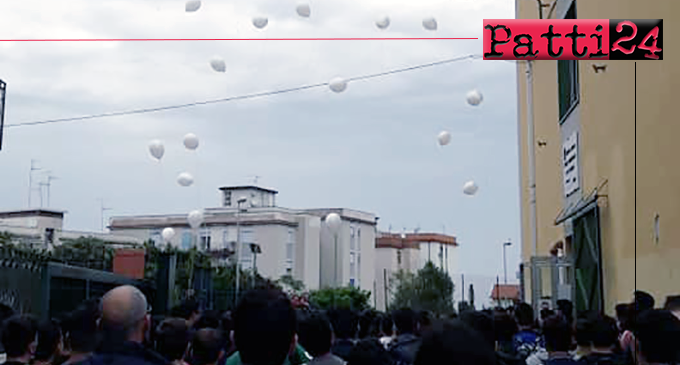 PATTI – Lancio di palloncini per ricordare Michael. Adesso è il tempo di urlare che la vita va custodita.