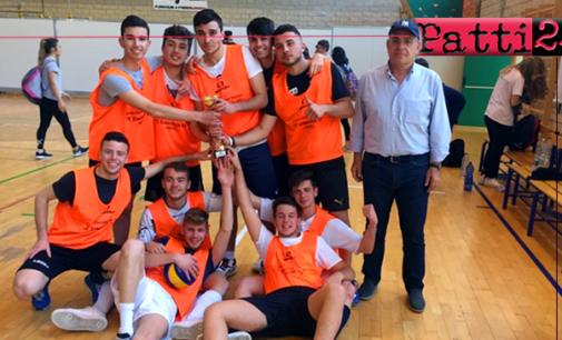 PATTI – Il Liceo “Vittorio Emanuele III” ha conquistato il titolo provinciale di pallavolo maschile dei Campionati Studenteschi Cus