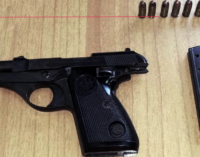 MESSINA – Pistola in pugno minaccia poliziotti e vicini di casa, prima di  puntarsi l’arma alla testa. Arrestata 43enne.