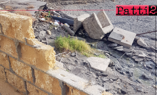 PATTI – In zona Playa scarico che lambisce la spiaggia di Mongiove. Risolto con un cartello di divieto di balneazione.