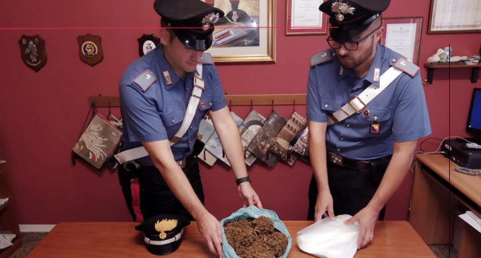MESSINA – Getta oltre un 1Kg di marijuana oltre la siepe e tenta la fuga. Due arresti.