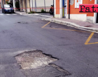 PATTI – Corso Matteotti. Un quadrato di “asfalto mancante” pericoloso per i veicoli a due ruote.