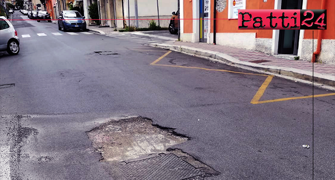 PATTI – Corso Matteotti. Un quadrato di “asfalto mancante” pericoloso per i veicoli a due ruote.