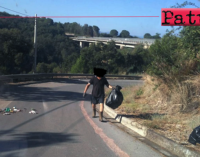 CAPO D’ORLANDO – Abbandona sacchi di immondizia e sparpaglia rifiuti sulla strada. Scatta la multa.