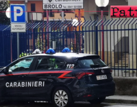 BROLO – Agli arresti domiciliari, durante un controllo, rivolge minaccia ai militari. 35enne denunciato