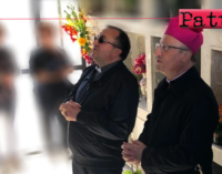 PATTI – Mons. Giombanco in preghiera dinanzi alle tombe di quattro migranti morti in mare.