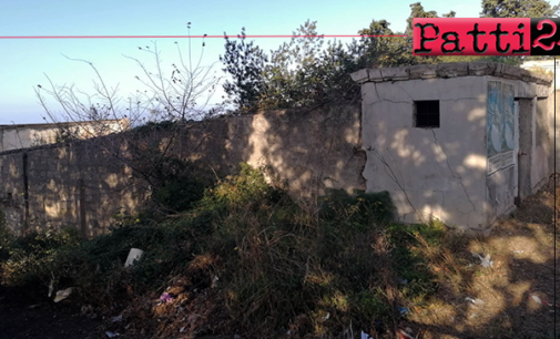 PATTI – Ex Arena Adriana di via Trieste… un abbandono ricoperto da rifiuti e fitta vegetazione.