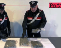 TORRENOVA – Sfuggono all’alt, si scontrano con auto e impattano contro albero. In auto 1 kg di marijuana, 2 arresti