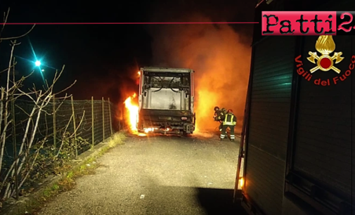 GIOIOSA MAREA – In fiamme un autocompattatore. Si sconoscono le cause che hanno provocato l’incendio