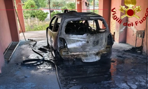 MAZZARRA’ SANT’ANDREA – Auto in fiamme. I primi rilievi rivelano la natura dolosa, intervento dei Vigili del Fuoco di Milazzo.