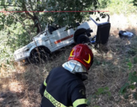 LIBRIZZI – Su strada sterrata perde il controllo della Jeep e scivola contro un albero. Soccorso dai Vigili del Fuoco.