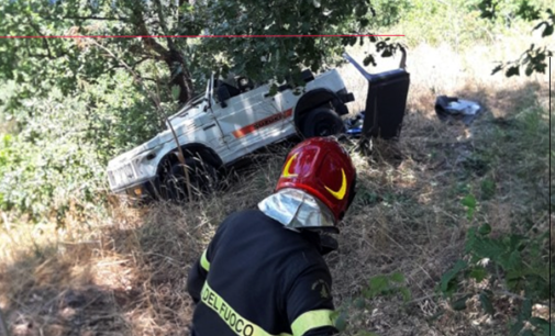 LIBRIZZI – Su strada sterrata perde il controllo della Jeep e scivola contro un albero. Soccorso dai Vigili del Fuoco.