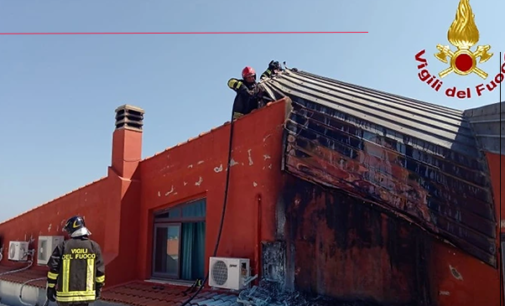 BARCELLONA P.G. – In fiamme pannelli fotovoltaici sul tetto di un’azienda ortofrutticola
