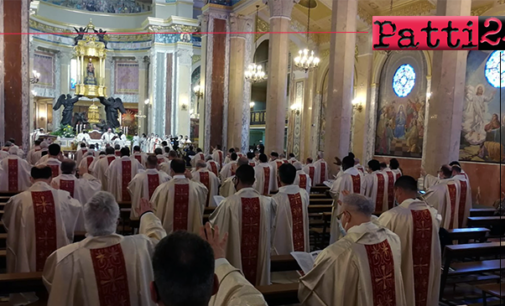 PATTI – A Tindari, mons. Giombanco ha presieduto  la messa crismale, benedetti gli oli per amministrare i sacramenti.