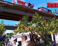 A20 – Auto con carrello trasportante mezzo nautico precipita dal viadotto nei pressi di Pace del Mela. Un morto e un ferito.