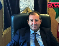 PATTI – Passaggio di consegne tra Mauro Aquino e il nuovo sindaco Gianluca Bonsignore.